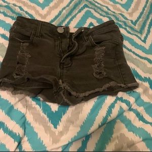 A black Ripped short
